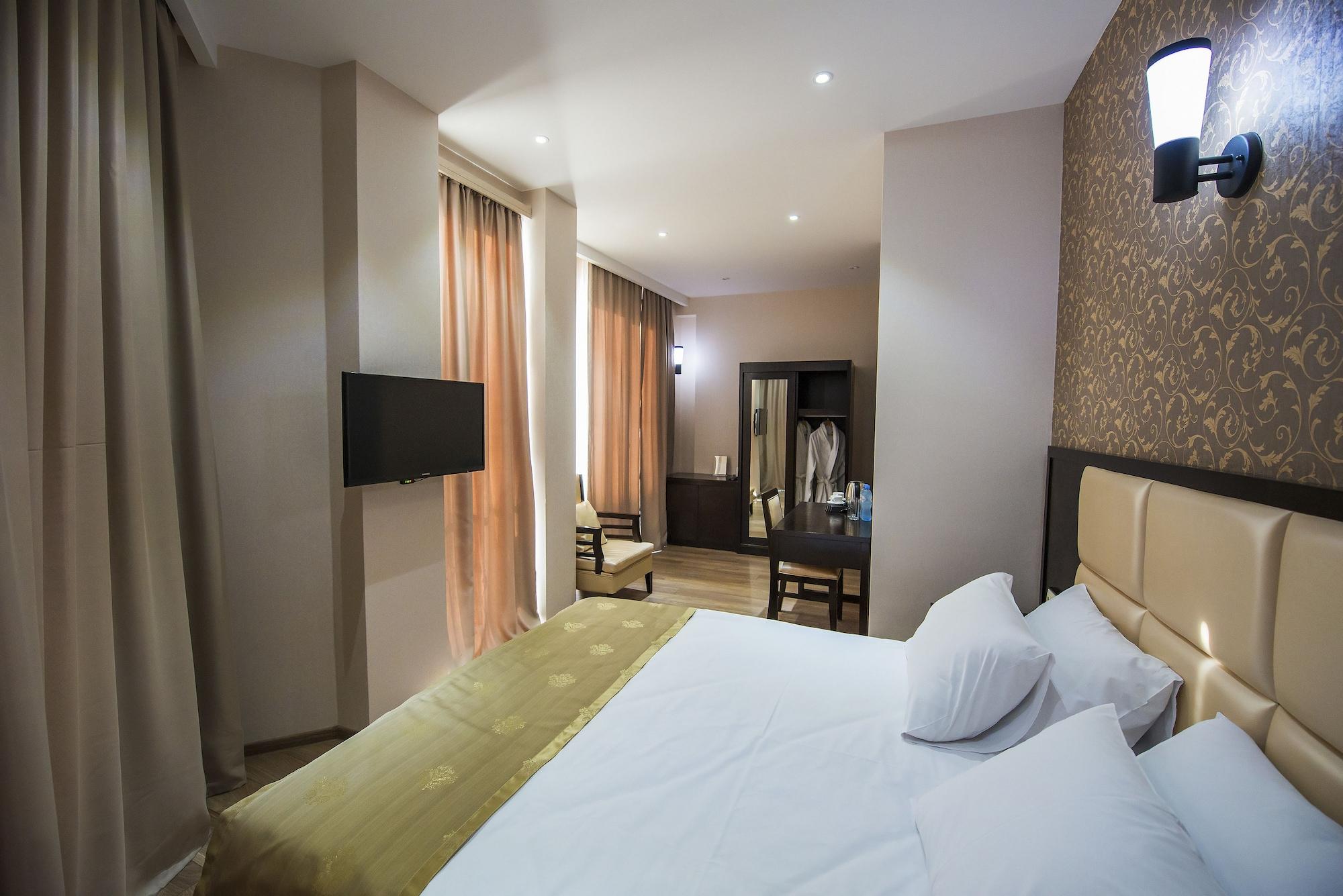 Tbilisi Inn Hotel 4*
